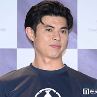 小島よしお、2歳息子抱っこした美ら海水族館ショット公開「丸いほっぺが愛おしすぎる」「大きくなったね」の声 画像