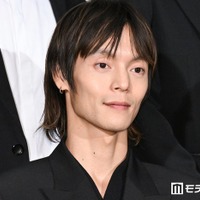 窪田正孝、サングラスの写り込みショットが話題「思わぬ夫婦ショット」「奥さんだよね？」の声 画像