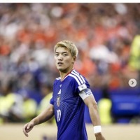 サッカー日本代表・堂安律選手、第1子女児誕生を報告 赤ちゃんとのW杯現地2ショット公開 画像