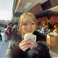 “TikTokで顔バレ”「可愛すぎる」と話題の炊飯器ギャル、結婚発表 前撮りウエディングフォト公開 画像