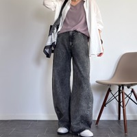 夏のモノトーンはダークグレーで軽めに。【GU】バレルジーンズを取り入れた脚長見えコーデ。【40代の毎日コーデ】 画像