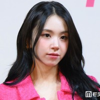 TWICEチェヨン、美脚際立つオーバーサイズTシャツで腕タトゥーチラリ「かっこいい」「見惚れてしまう」 画像