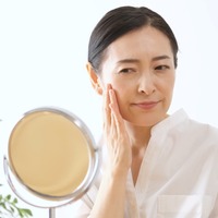 「炎天下で見苦しい！」アラフォーの「夏のオバ見え」を加速する危険コスメとは【猛暑日編】 画像
