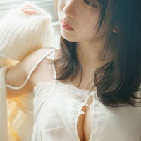 日向坂46藤嶌果歩、 寝起き風カット公開「週プレ」表紙・巻頭に1st写真集未掲載カット収録【果実の歩幅】 画像