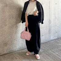 ピンクのバッグをアクセントに。モノトーンに華やかさを添える大人の小物使い【40代の毎日コーデ】 画像