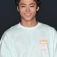 WATWING八村倫太郎、シンプル白Tコーデ 満面の笑顔でウインク「射抜かれた」「キラキラでまぶしい」【TGC新潟2026】 画像