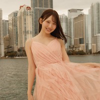 日向坂46藤嶌果歩、海上でピンクドレス着こなし微笑む 1st写真集先行カット第15弾解禁【果実の歩幅】 画像