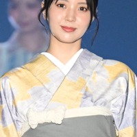 小林由依、上品なイエロー×グレー着物姿 リボンの帯がアクセント【TGC新潟2026】 画像