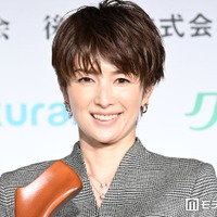 吉瀬美智子、美脚際立つミニ丈ボトムスショットに絶賛の声「理想のスタイル」「脚のラインが芸術レベル」 画像