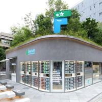 ファミマ、初の旗艦店が東京・麻布台に開店 充実のウェア売場、淹れたてティー…NIGO（R）と共創で“行きたくなるコンビニ”を形に 画像