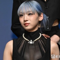 HANA・JISOO、ILLITとのコラボMVオフショット「唯一無二の可愛さ」「パンクスタイルが似合う」制服姿に反響 画像