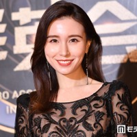 May J.、ハワイで購入したミニワンピコーデ「お姫様みたい」「脚のライン綺麗すぎます」 画像