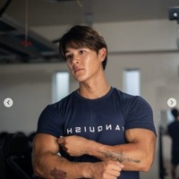 「シャッフルアイランド」しんたろう（真子心太朗）、鍛え抜かれた筋肉美公開「トレーニング姿かっこいい」「肩がすごすぎる」と反響 画像