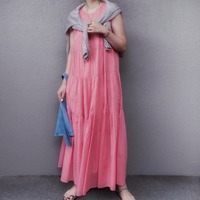 大人の「派手色ワンピ」は夏の特権。「コーラルピンク」の洗練着こなし【40代の毎日コーデ】 画像