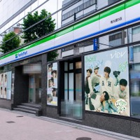 VIBYがファミマとコラボ、日本武道館近くで店舗ラッピング＆限定ブロマイドを全国展開 画像