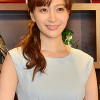 白洲迅の妻・竹内渉、ほっそり二の腕際立つノースリコーデに絶賛の声「憧れのスタイル」「大人カジュアルおしゃれ」 画像