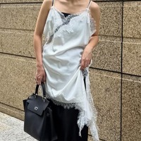 アシメな「レースキャミ」が今年顔。真夏でも涼し気な上下サテンの着こなし術【40代の毎日コーデ】 画像