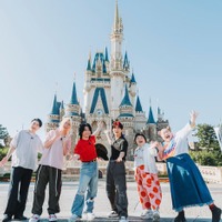 Mrs. GREEN APPLE「テレビ×ミセス」東京ディズニーリゾートでコラボイベント＆びしょ濡れアトラクション満喫 これからの夢語る貴重トークも 画像