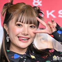 安斉かれん、愛犬とのリラックスショットに反響「スッピン？」「肌綺麗すぎ」 画像