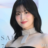 TWICEモモ、へそ出しデニムパーカーから引き締まった美ウエスト披露「腹筋が綺麗すぎる」「クールビューティー」 画像