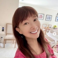 アグネス・チャン、スラリ美脚際立つデニムミニスカ姿公開「脚のライン綺麗」「スタイル抜群」と反響 画像