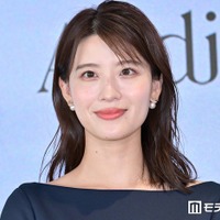 日テレ郡司恭子アナ「バタバタしている朝の味方」大胆背中開きトップス姿に反響「透き通るような美肌」「綺麗めカジュアル参考にしたい」 画像