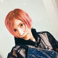 TRF・YU-KI、網タイツ×ミニスカ姿で人気シンガーソングライターと密着ショット「スタイルキープがすごい」「引き締まってる」 画像