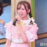 AKB48 メンバー、日ハムユニフォーム×ミニスカショットで美脚際立つショット公開「女神降臨」「スタイル抜群」 画像