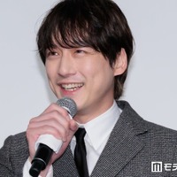 坂口健太郎の娘役、初日舞台挨拶にサプライズ登場 サボテン型のバルーンを持って壇上へ【私はあなたを知らない、】 画像