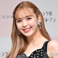 藤田ニコル、那須旅行での赤ちゃん抱っこショット公開「ベビーカー押す姿もおしゃれ」「娘さんの手が可愛すぎる」と反響 画像