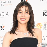 芳根京子、オーバーサイズジャケットから美脚チラリ「スタイル抜群」「シックでおしゃれ」と反響 画像
