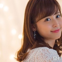 第1子出産の久慈暁子、0歳娘抱っこショットに反響「大きくなったね」「産毛の感じが似てる」 画像