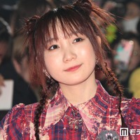 幾田りら、ミニ丈×ルーズソックスで美脚際立つ「スタイル抜群」「どの服も似合う」と反響 画像