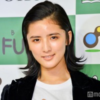 藤井萩花、双子とディズニー満喫ショット公開「どこを切り取っても絵になる」「靴下も髪型もおしゃれ」 画像