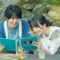 「お姉ちゃんの翠くん」timelesz橋本将生＆中島瑠菜、 笑顔でアルバム覗き込む 究極の片思い捉えた“胸キュン”場面写真7点解禁 画像
