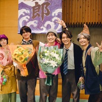 なにわ男子・大橋和也、桜田ひより・櫻井海音らと笑顔のクランクアップ「みんなの力で完成させることができました」【人生を変えたコント】 画像