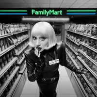 レディー・ガガ、ファミマ新CMでアルバイト姿 レジ打ち・モップかけ等の日常業務「とても刺激的でアーティスティックな経験だった」 画像