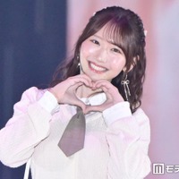 日向坂46藤嶌果歩「ガルアワ」初登場でハートポーズ ネクタイ×ミニスカのフェミニンコーデ【ガルアワ2026A/W】 画像