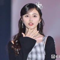 乃木坂46井上和、美肩チラリのキャミワンピコーデ キュートなポーズに歓声上がる【ガルアワ2026A/W】 画像
