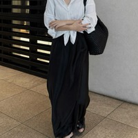 「白シャツの裾を結ぶ」着こなしがバランス見えの秘密。×黒のロングスカートで魅せるメリハリモノトーン【40代の毎日コーデ】 画像