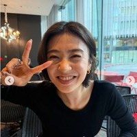 元宝塚トップ娘役女優、89歳祖父との仲良し肩組みショット披露「自然体で可愛い」「素敵な家族で憧れる」の声 画像