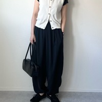 話題の【GU】バルーンパンツは履くだけで今っぽい。モノトーンでまとめて落ち着いた雰囲気に【40代の毎日コーデ】 画像