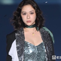 村重杏奈、胸元ざっくりドレス姿でクールな表情「大人の色気」「雰囲気違う」の声【TGC北九州2026】 画像