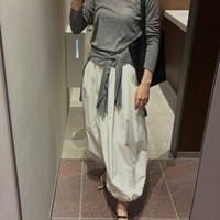 軽やかな【GU】シアートップスは今の季節にちょうどいい着心地。×ボリューム白パンツで魅せる美シルエットの着こなし【40代の毎日コーデ】 画像