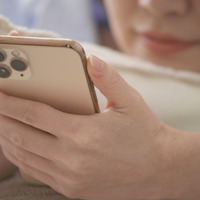 【衝撃】スマホの長時間の使用も関係!? 皮膚科医が明かす「ハンドクリームを塗っても治らない手荒れ」の意外な原因 画像