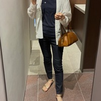 細身ボトムスが新鮮！ネイビーに白シャツ合わせで、ほんのりコンサバな仕上がり。【40代の毎日コーデ】 画像