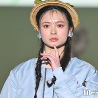“顔面重要文化財”AKB48センター伊藤百花、ミニ丈ボトムから美脚スラリ「ドキッとした」「可愛すぎる」と反響 画像