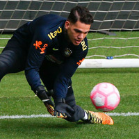 GKエデルソン、「キック」が巧すぎ!こんなスゴ技ができちゃう 画像