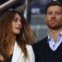 シャビ・アロンソ、日本に向け出発!美人妻も一緒だ 画像