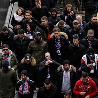 これが海外のサッカー狂!PSGサポ、駅を占拠した映像がカオス 画像